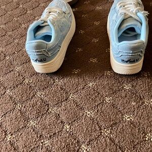 Shoes for sale reason for selling them is there to big on me